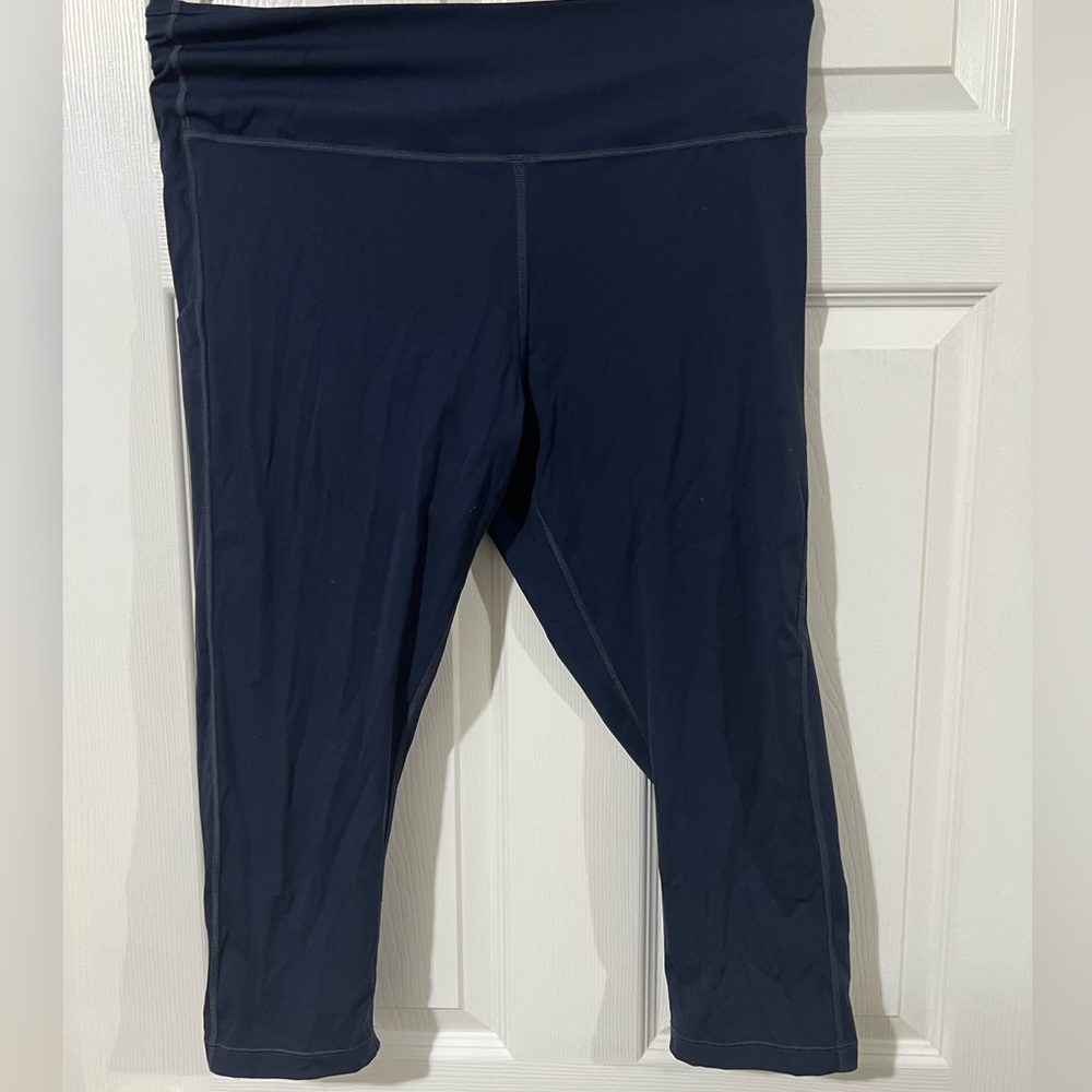 Athleta cropped yoga pants in Navy